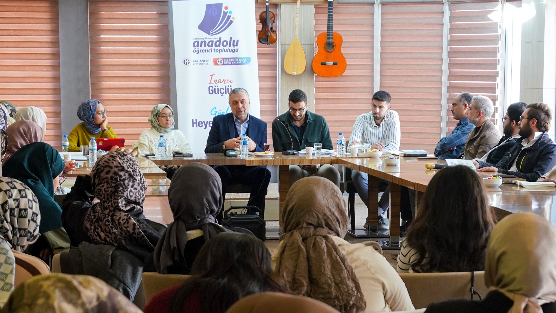 Anadolu Öğrenci Birliği’nin Oku-Yorum Projesi Devam Ediyor