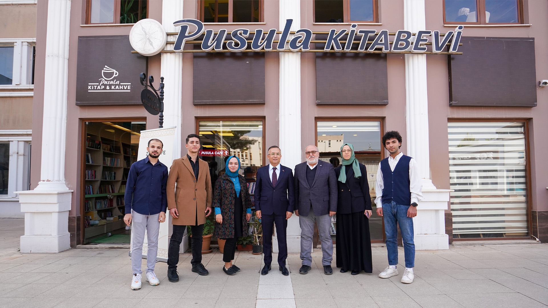 Gaziantep Valisi Kemal Çeber Pusula Kitabevi’ni Ziyaret Etti