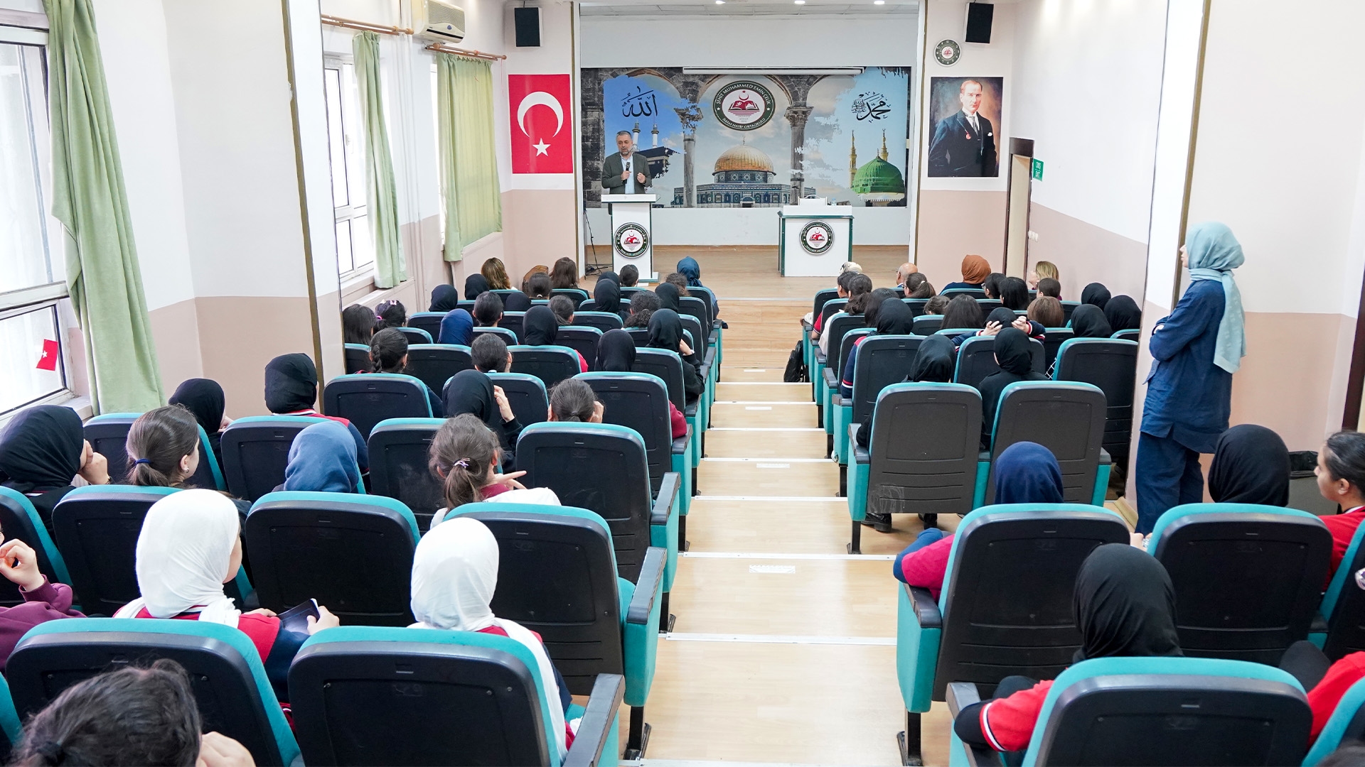 Turgay Aldemir "Peygamberimizin Gözüyle İnsan ve İletişim" Seminerinde Gençlerle Buluştu